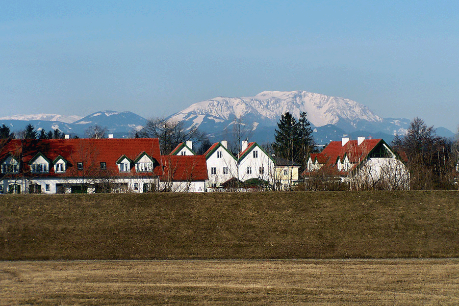 Blick vom Rückhaltebecken zu Häusern im Wohnpark und weiter zum Schneeberg; Foto: JoSt © 2004