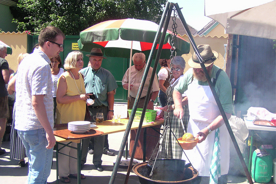 Pfarre und Gemeinde Katzelsdorf - feiern Laurenzikirtag: Bei der Jagdgenossenschaft gibt es Rehgulasch; Foto: JoSt © 2004