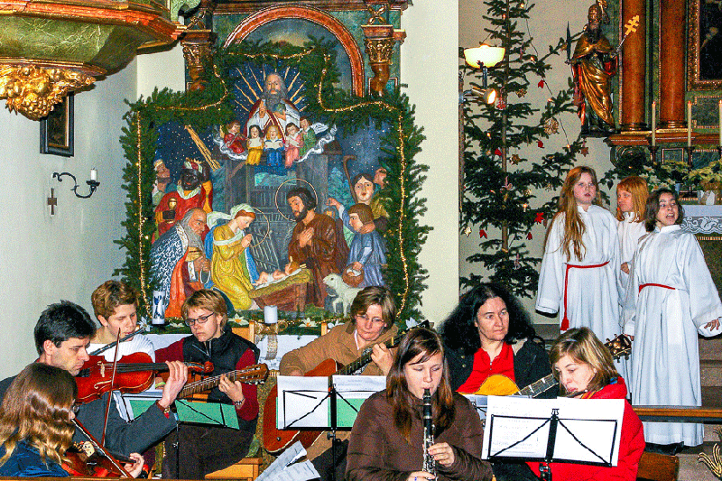 24. Dezember 2005 - Kindermette in der Dorfkirche - Foto: JoSt - historische Weihnachtskrippe aus 1945 - Krippenfiguren = Menschen aus Katzelsdorf