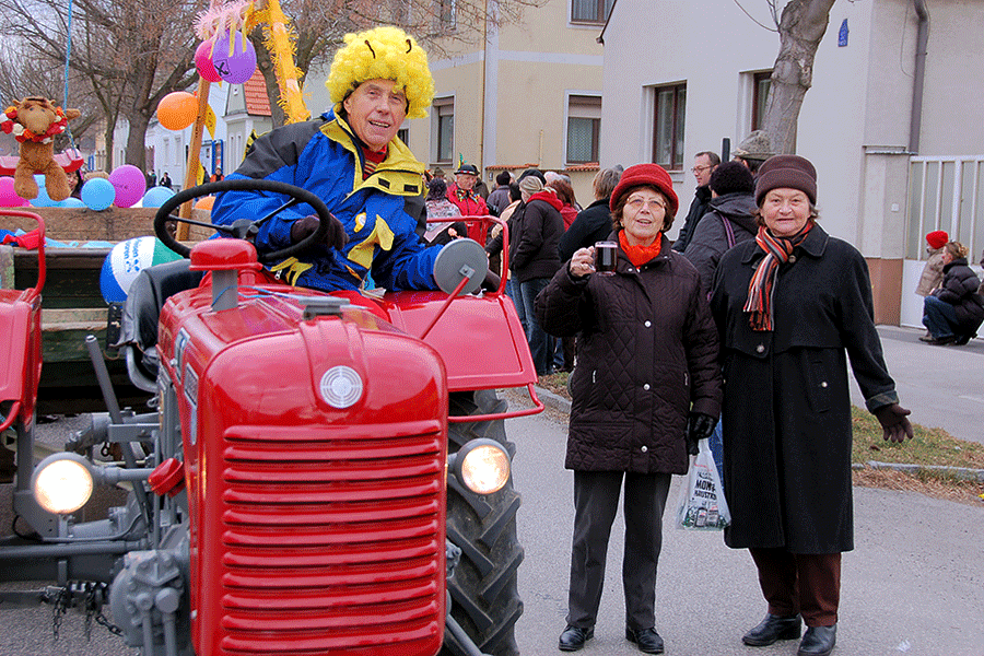 Ausflug zum Faschingsumzug nach Neudörfl - Hans Köckenbauer am geschmückten Traktor, daneben Leopoldine und Freundin Rosa Köckebauer - Foto: Josef Strassner