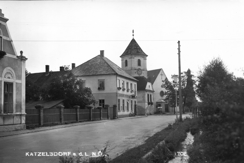 Bildvergleich - Katzelsdorf, Hauptstraße: Dorfkirche und Gasthaus Fröch aus Sicht Leithahof ~1970 und 2012
