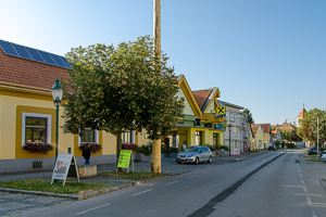 Bildvergleich - Gemeindeamt / Raika in Blickrichtung Dorfkirche